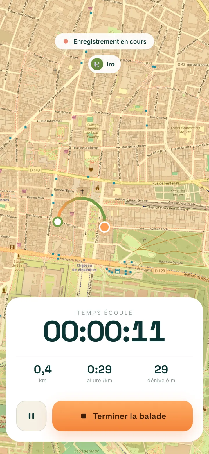 Une balade en cours : carte, chronomètre, distance et allure.